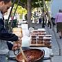 À Mijas, le monsieur brasse noisettes et miel.